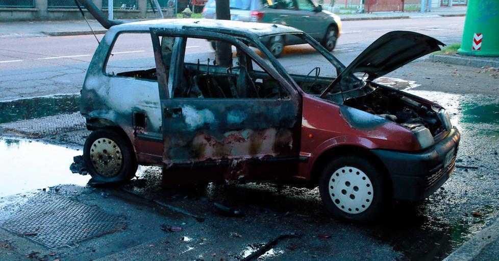 Auto in fiamme in via Respighi 