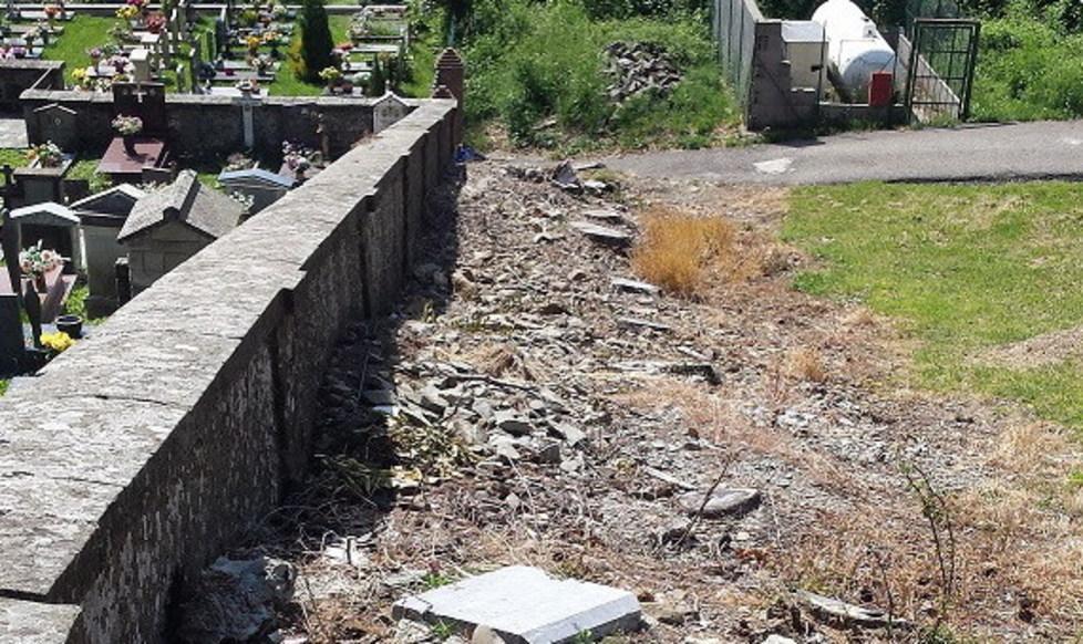 Il cimitero di Civago ridotto a una discarica a cielo aperto