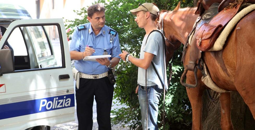 A cavallo in centro storico: scatta la multa 