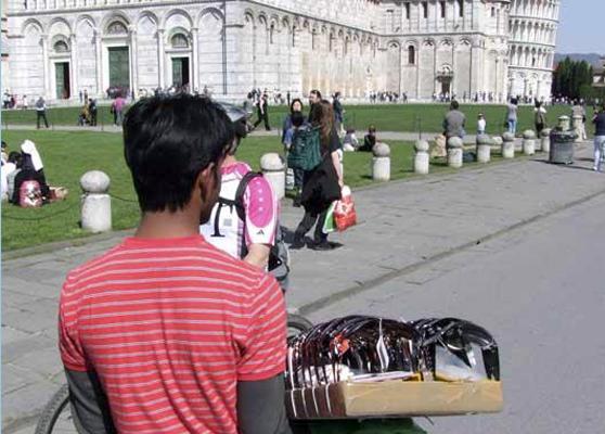 Venditore spintona una vigilessa: ferita