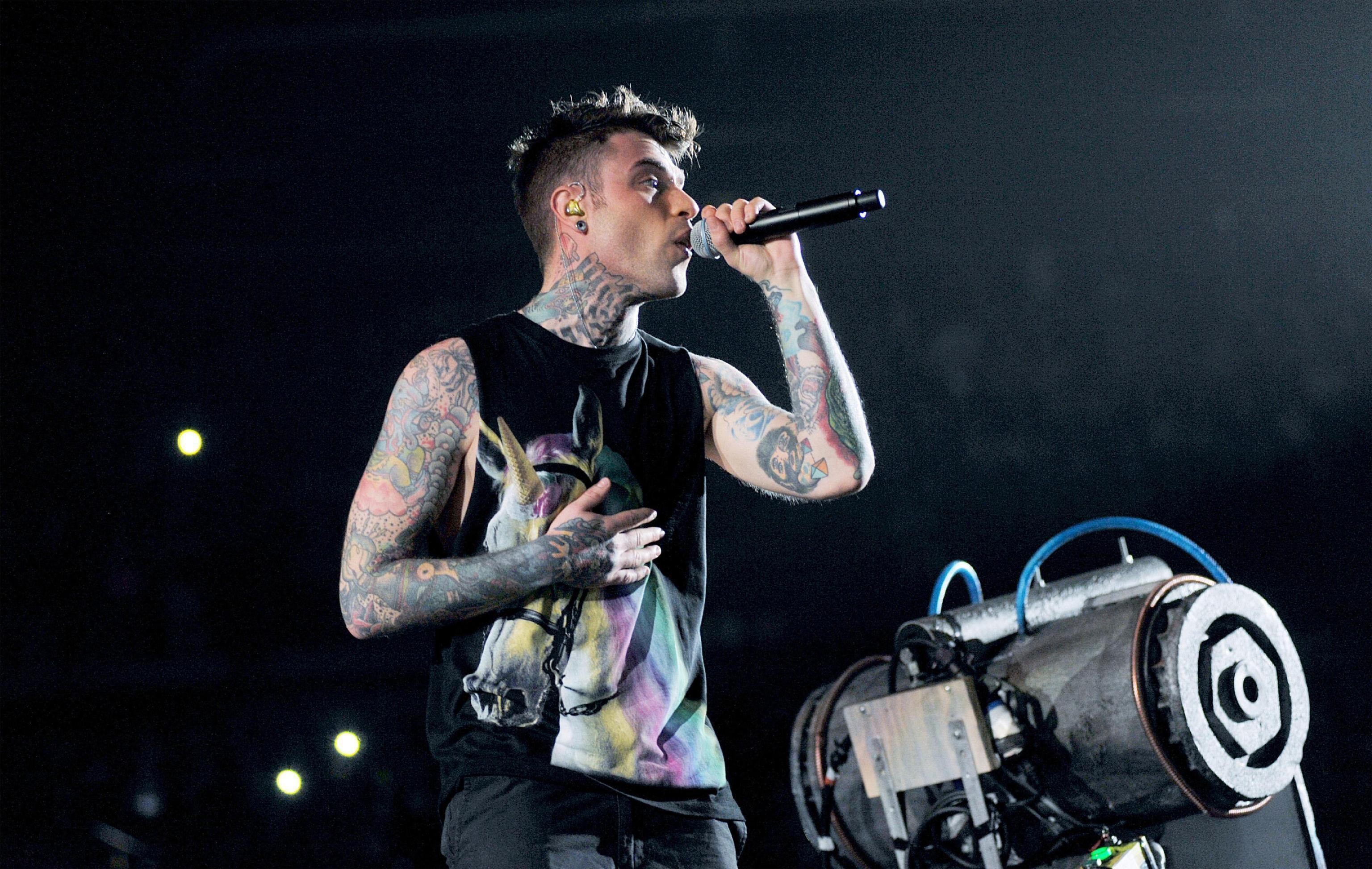 Fedez sul palco del concerto a Torregrande