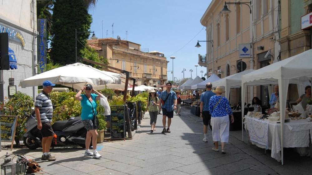Turisti nel centro di Olbia