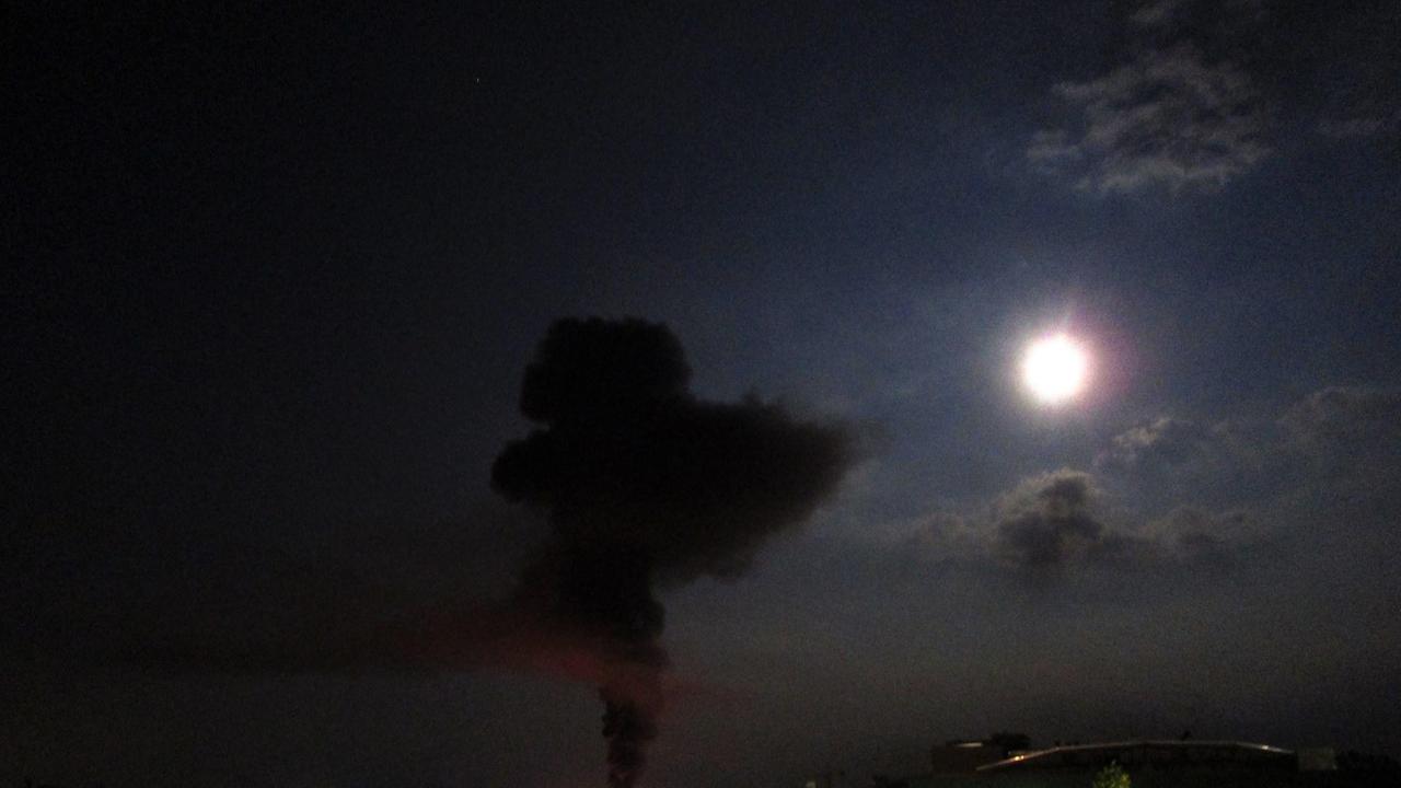 Il fumo nero che si alza dalla fabbrica in fiamme a Settecani (foto Angelo Nacchio)