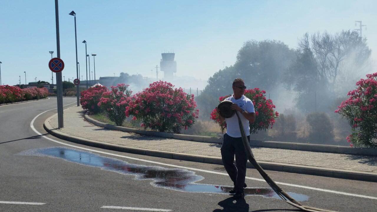 L'incendio scoppiato vicino all'aeroporto di Olbia (Foto Gavino Sanna)