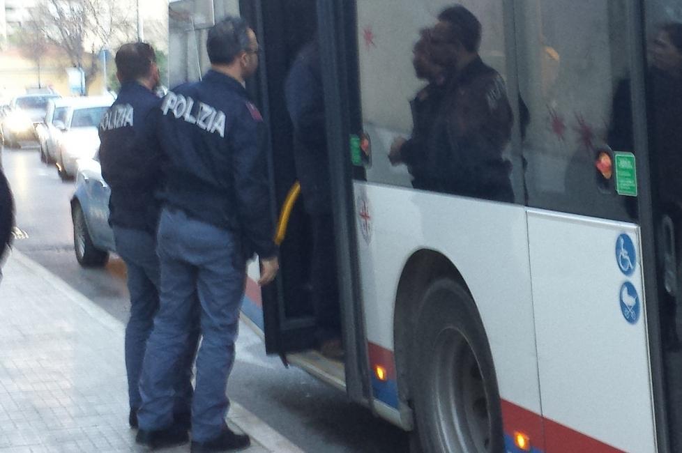 Sassari, ragazza aggredita e picchiata sul bus
