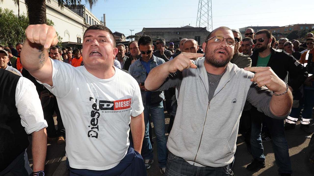 Operai durante una passata manifestazione davanti alla portineria ex Lucchini (foto Pabar)