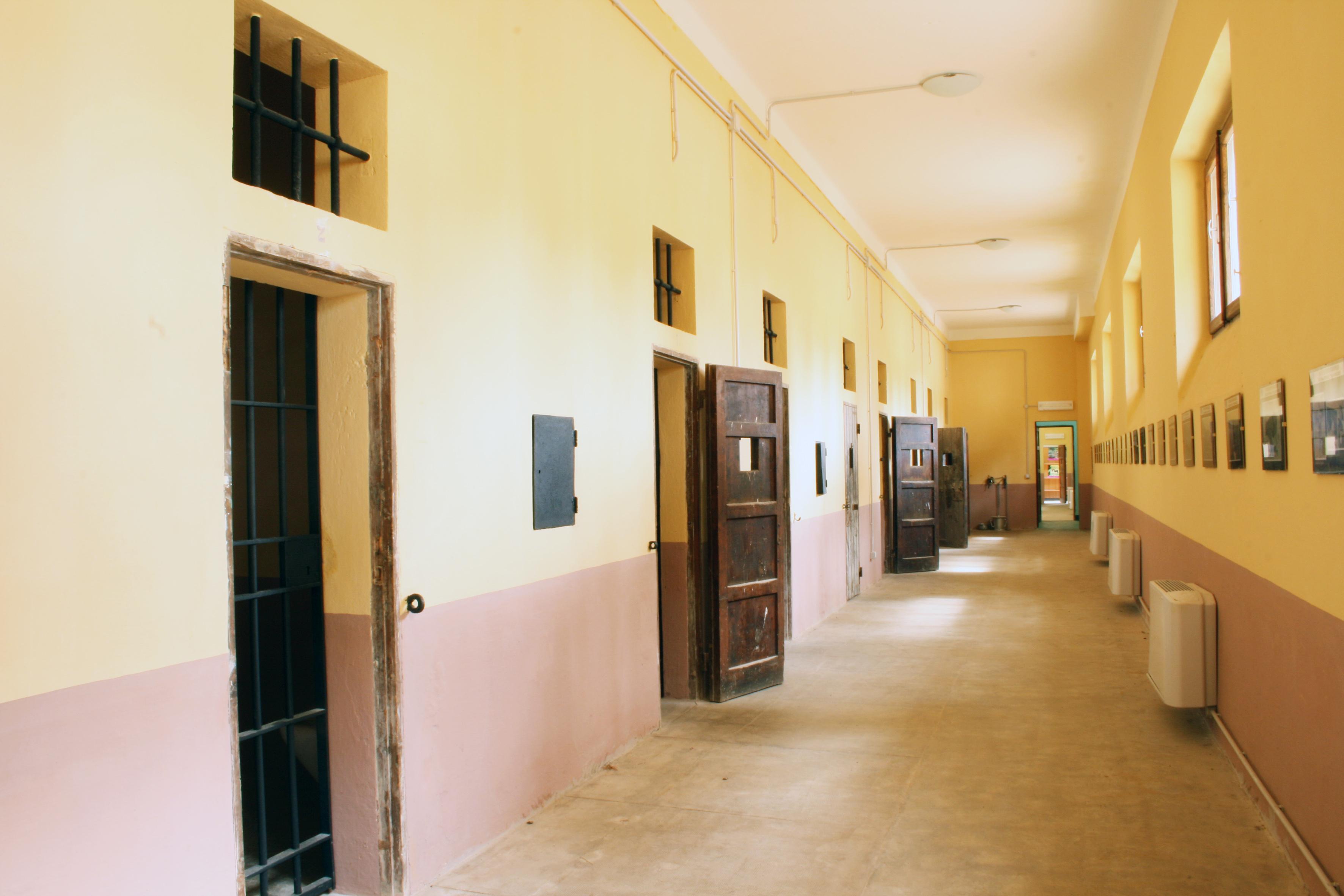 Le celle dell'ex colonia penale di Tramariglio