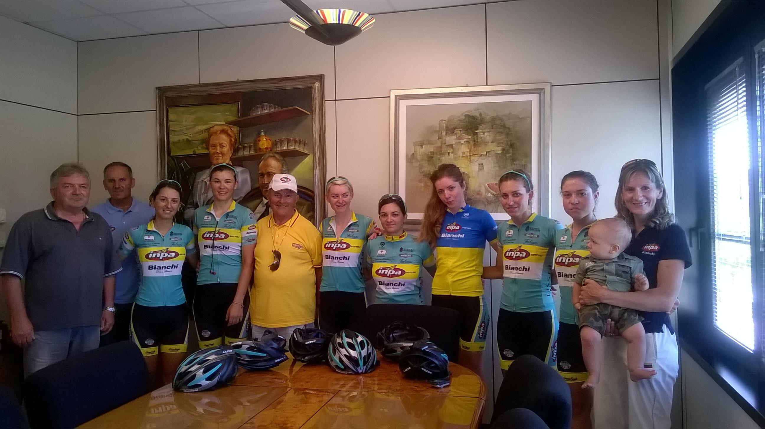 Le atlete e lo staff dell'Inpa Bianchi Giusfredi