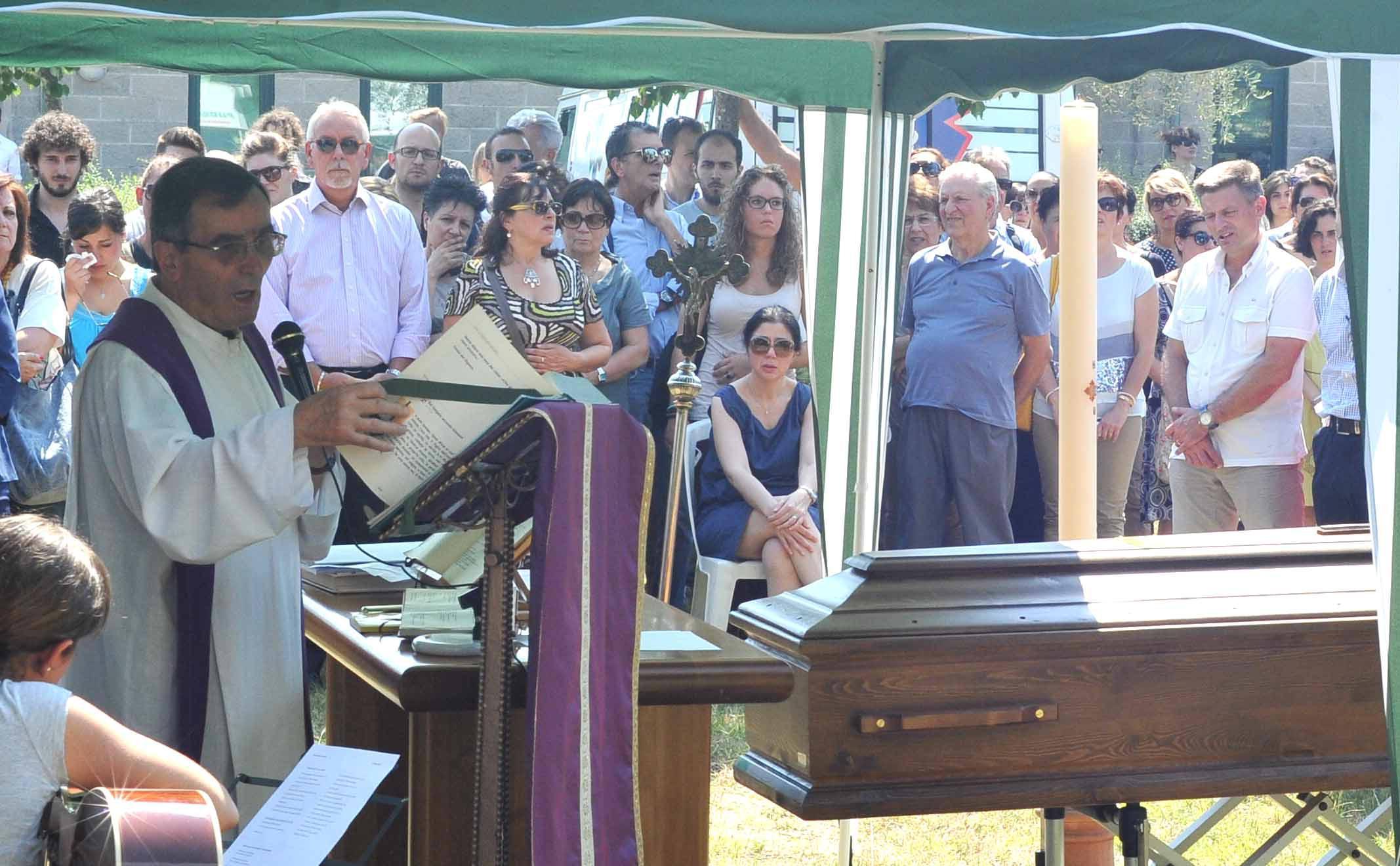 Un momento della cerimonia funebre di Franca Baglioni (foto Gori)