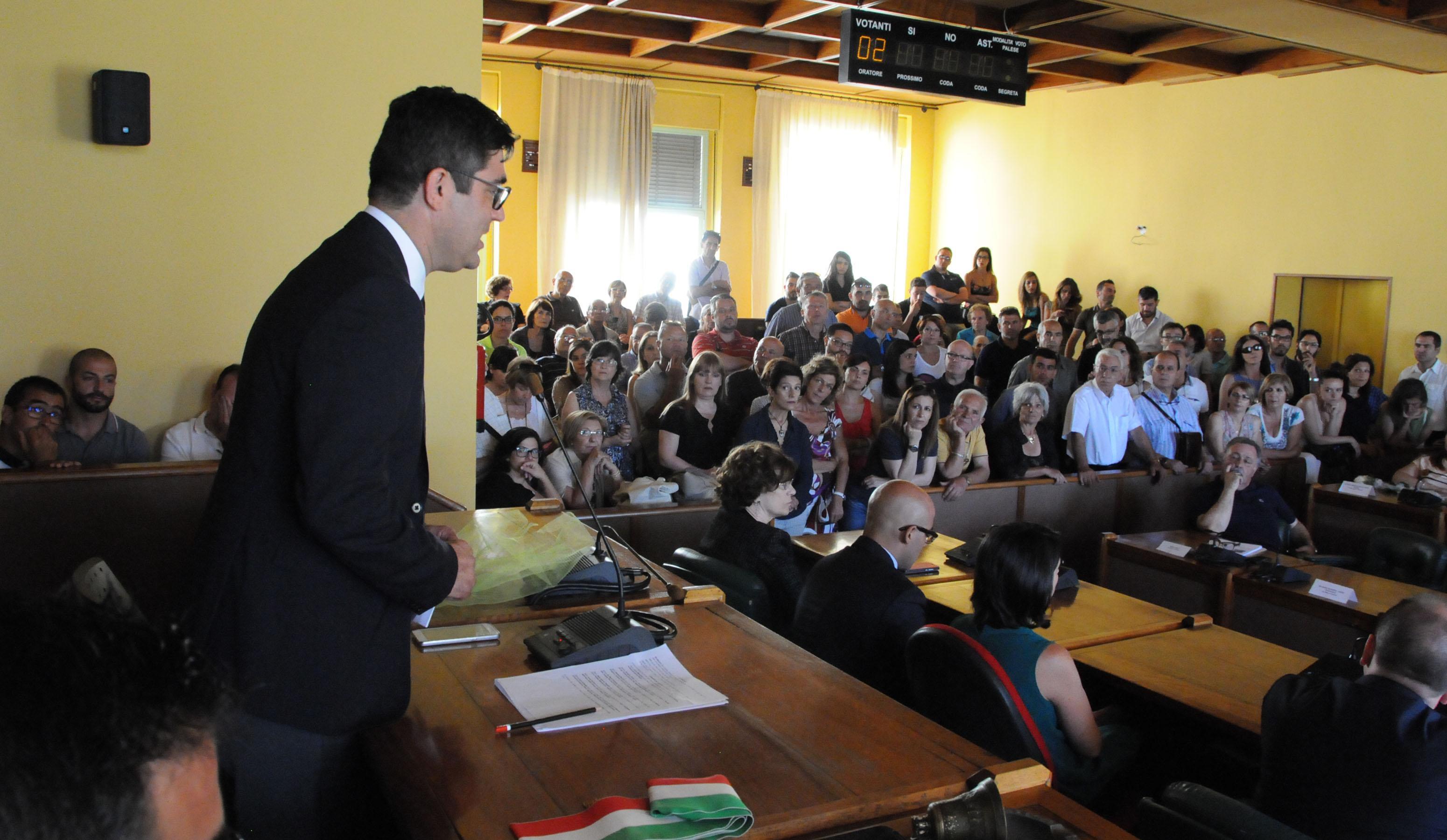 Il sindaco Andrea Soddu davanti al nuovo consiglio e un folto pubblico