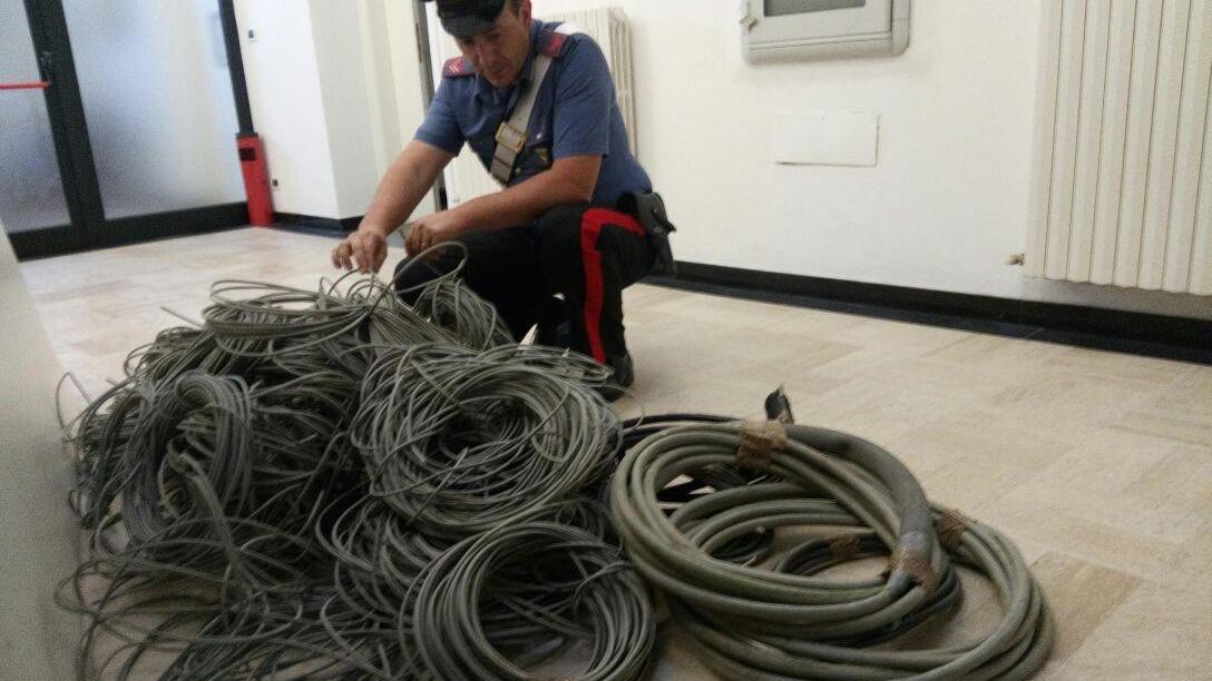 I cavi recuperati dai carabinieri