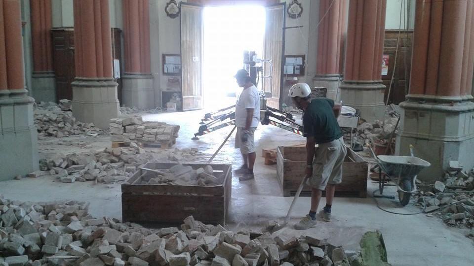 Lavori in una chiesa dopo il terremoto