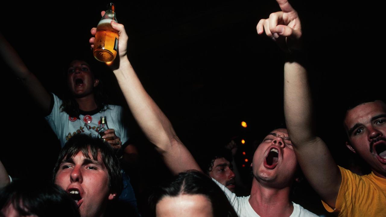 Giovani durante una serata