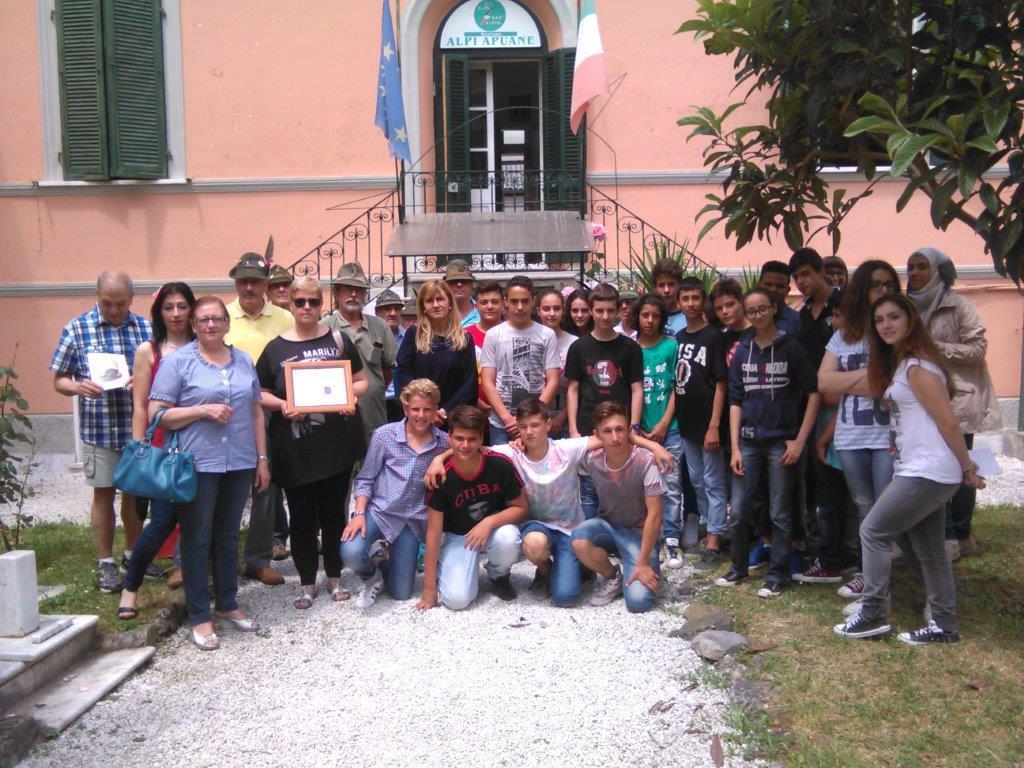 Familiari dell'alpino, membri dell'Ana, del Comune e studenti 