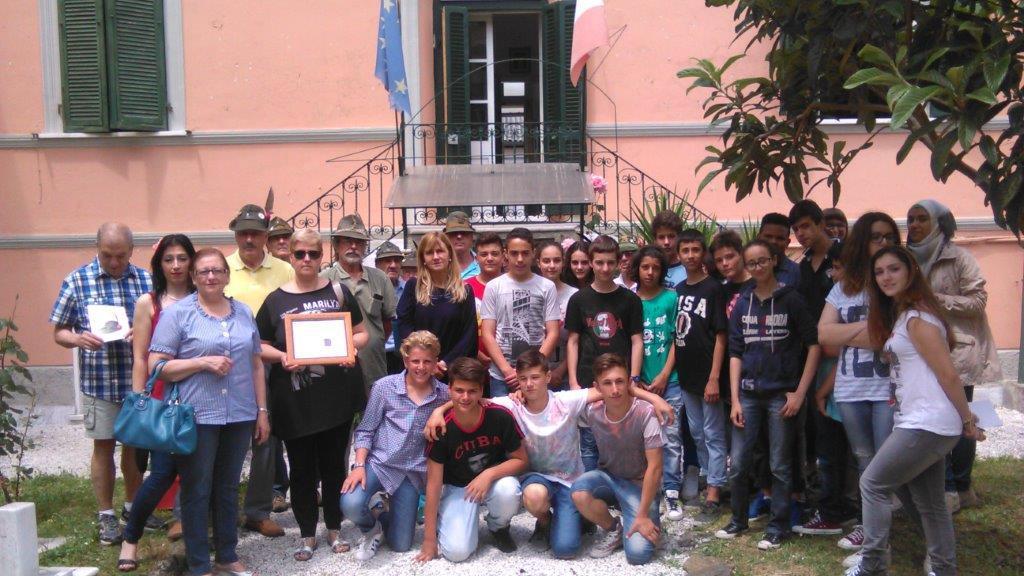 Familiari dell'alpino, membri dell'Ana, del Comune e studenti
