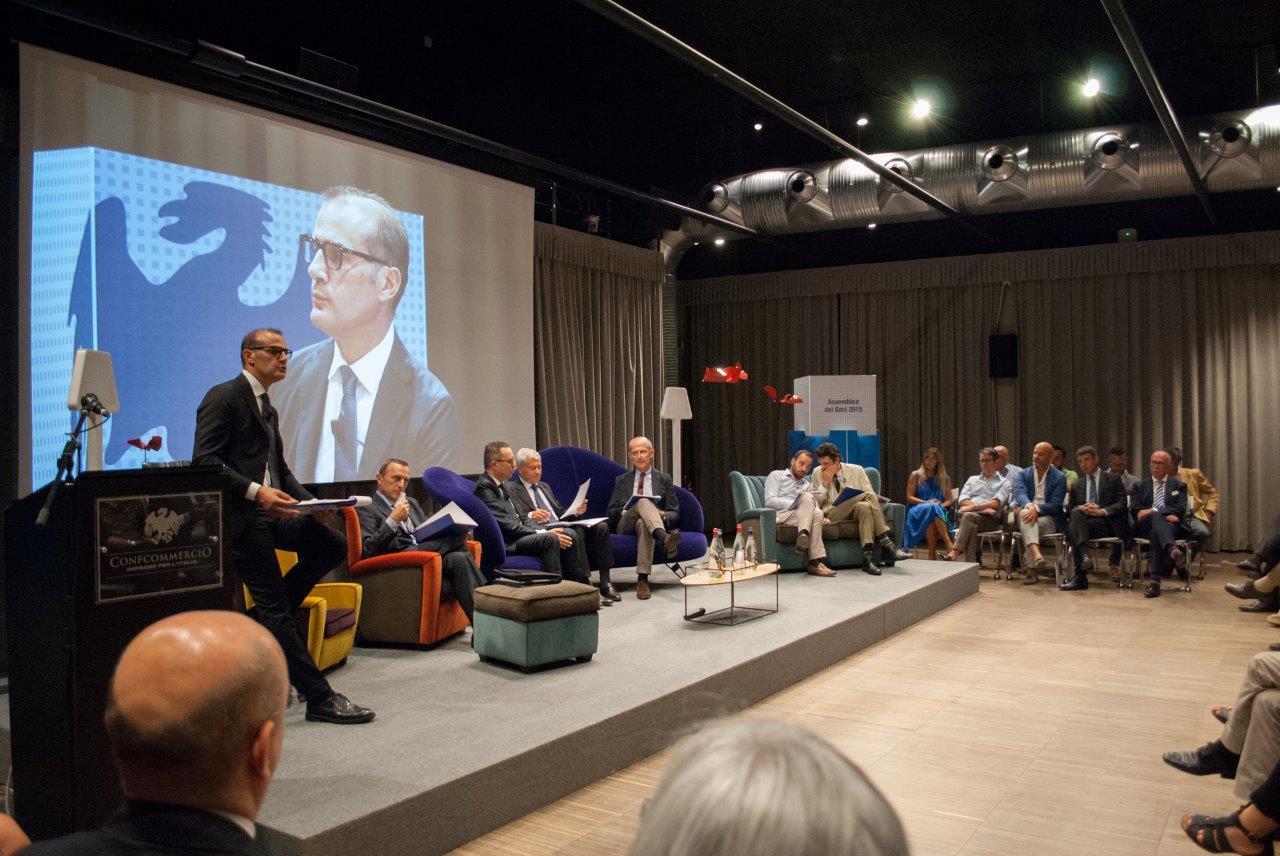L'assemblea della Confcommercio di Prato e Pistoia (foto Andrea Papi)