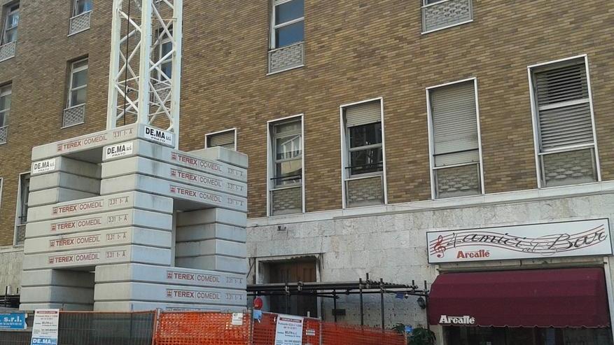 Transenne infinite, in via dei Fulgidi negozi e attività assediati da 4 anni