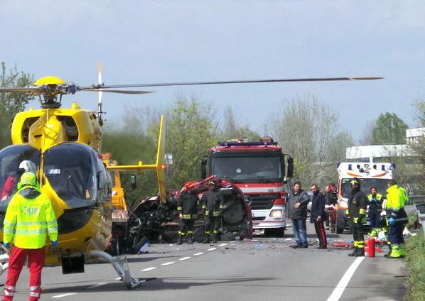 In moto contro un camion: un 38enne è gravissimo 