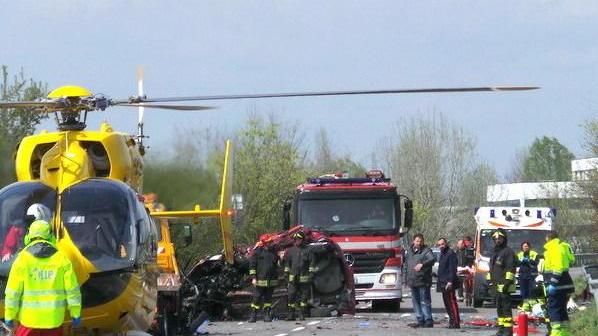 In moto contro un camion: un 38enne è gravissimo