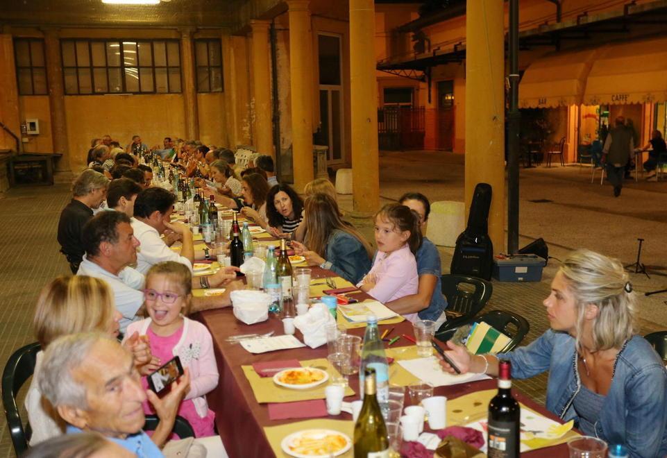 Una cena organizzata al Mercato coperto (foto Nucci)