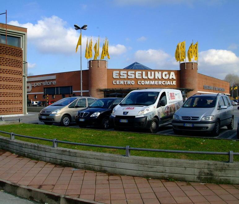 Pensionata raggirata fuori dal supermarket 
