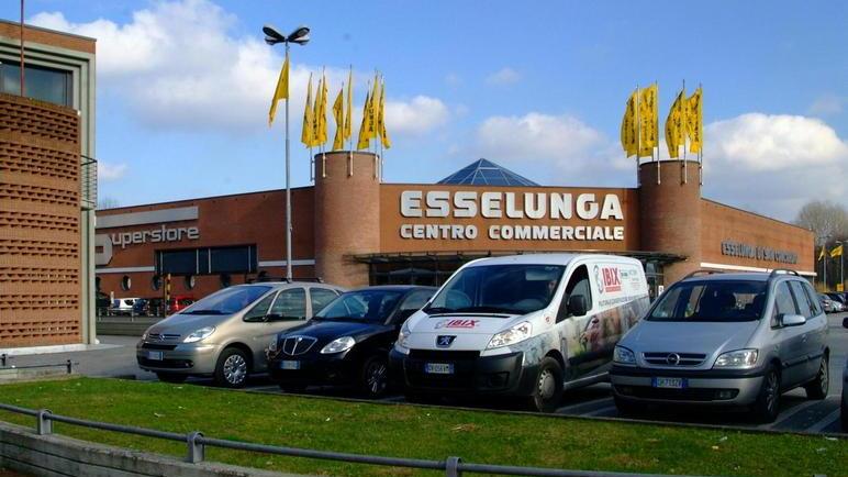 Pensionata raggirata fuori dal supermarket