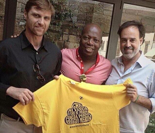 Apolloni mostra la t-shirt con la scritta «Forza Parma, Reggio m...» 