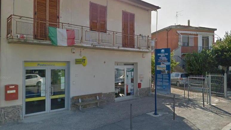 Casco e pistola in pugno ma fuggono senza i soldi