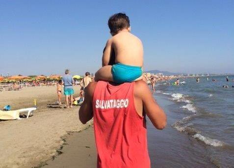 Bimbo si perde, il bagnino lo aiuta