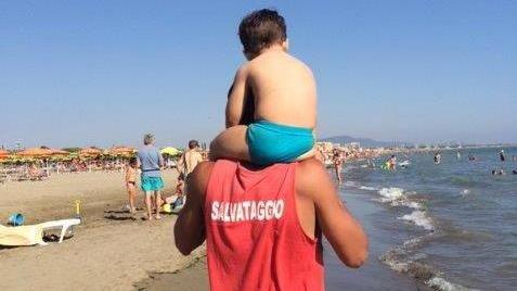 Bimbo si perde, il bagnino lo aiuta