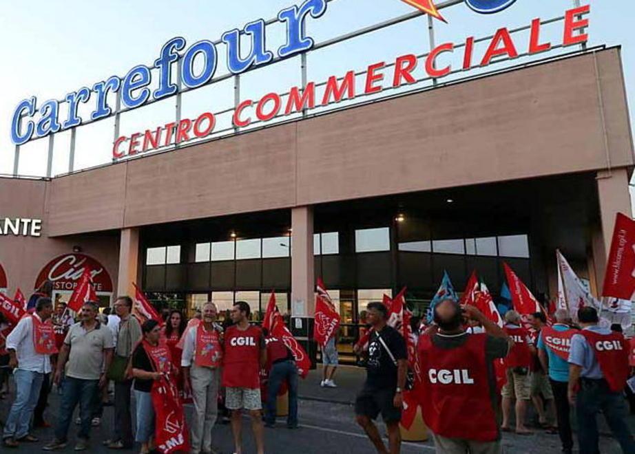 Quelli che si sdraiano per dire no all’operazione 24 ore 