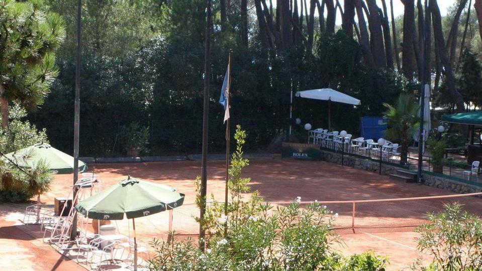 Tennis Club, domani riaprono i campi