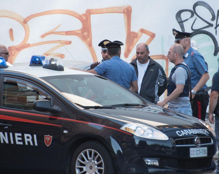 Rapina con ostaggi al Banco ma l’assalto finisce con due arresti