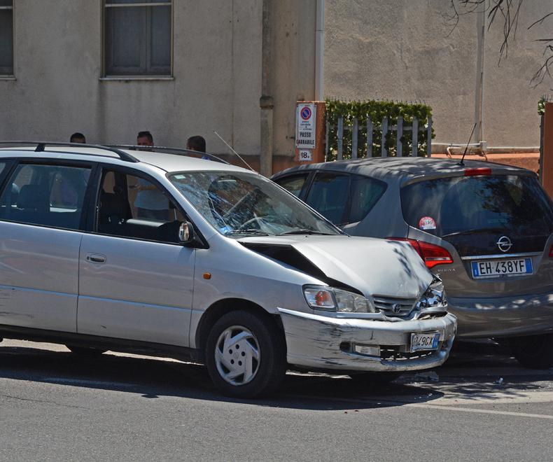 Furto e incidente sotto effetto della droga