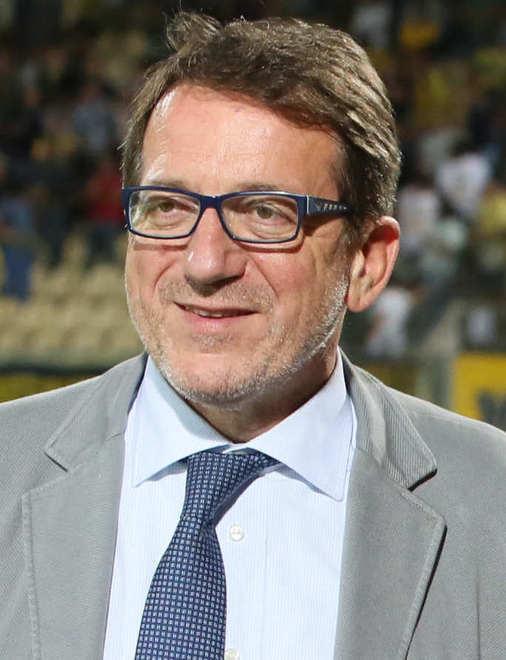 Il sindaco Muzzarelli e Guerzoni salutano