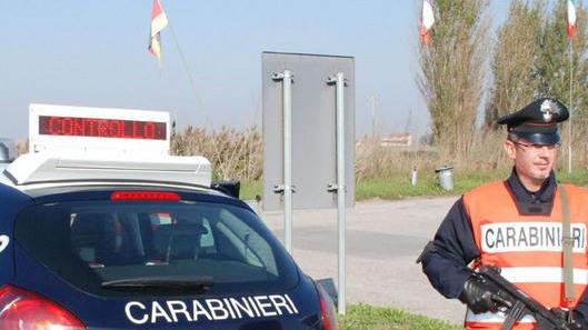 Tampona un’auto e scappa caccia al pirata della strada