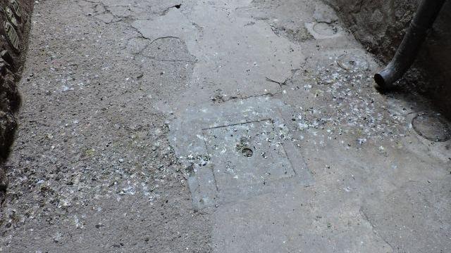 Turisti nel vicolo dei Volturi tra degrado, rifiuti e guano