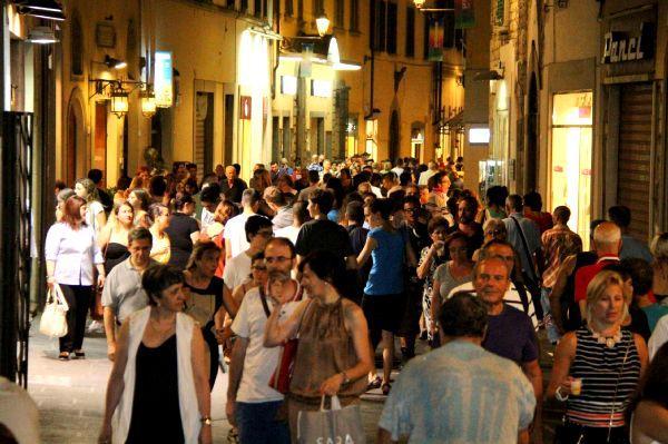Lo struscio serale di giovedì 2 in centro storico (foto Batavia)