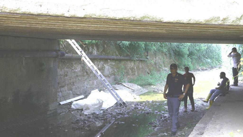 Cadavere di un giovane uomo scoperto nel torrente Parmignola