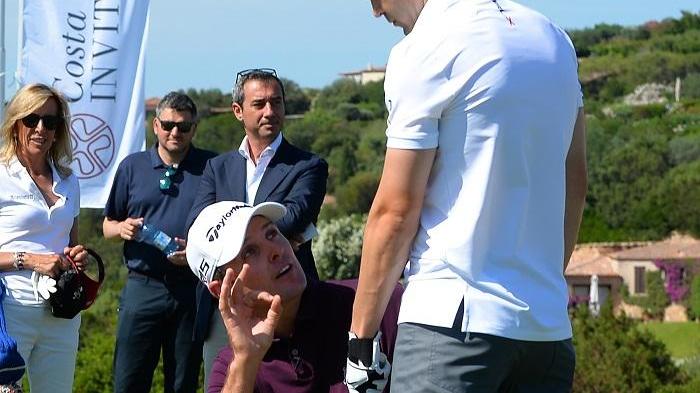 Il campione di golf Justin Rose con un allievo speciale: Andreas Iniesta