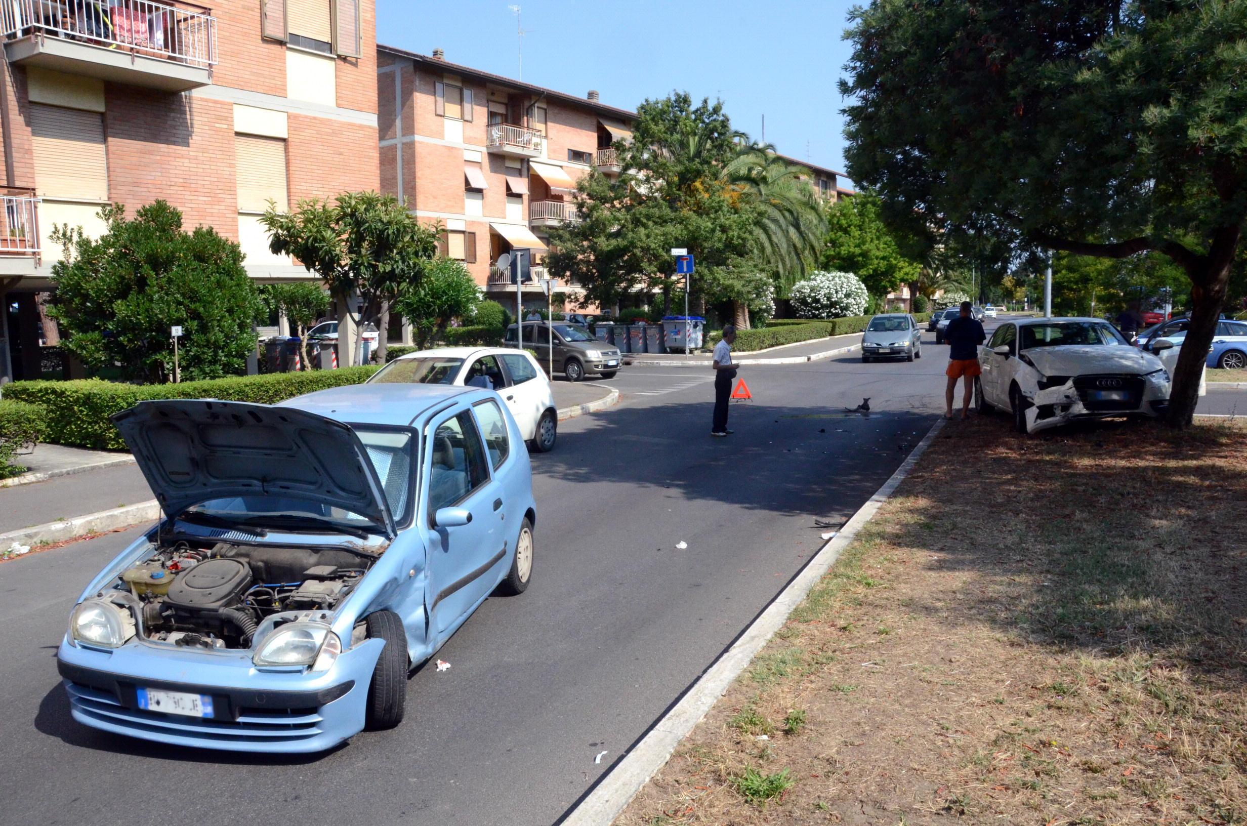 Le auto incidentate in viale De Nicola (foto Agenzia Bf)