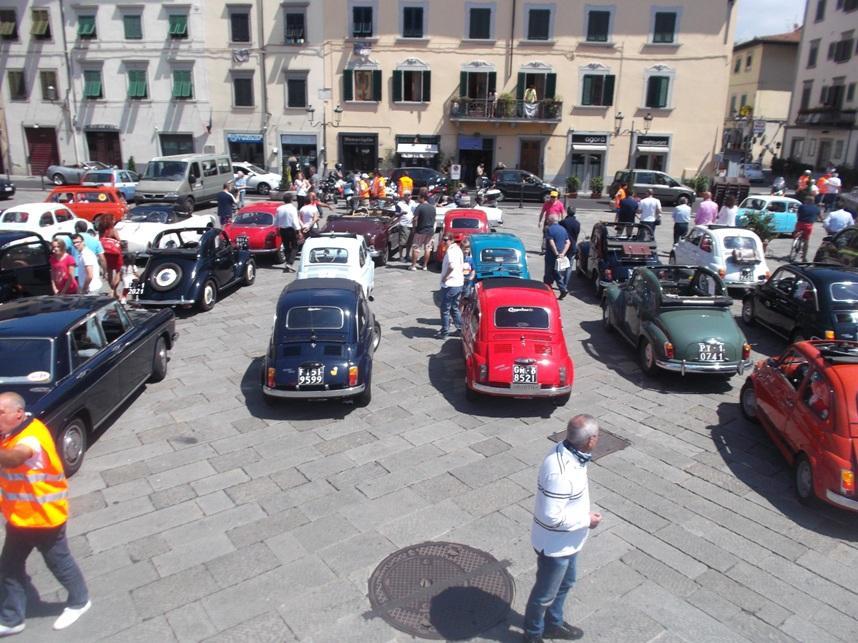Raduno di auto d'epoca in piazza Duomo