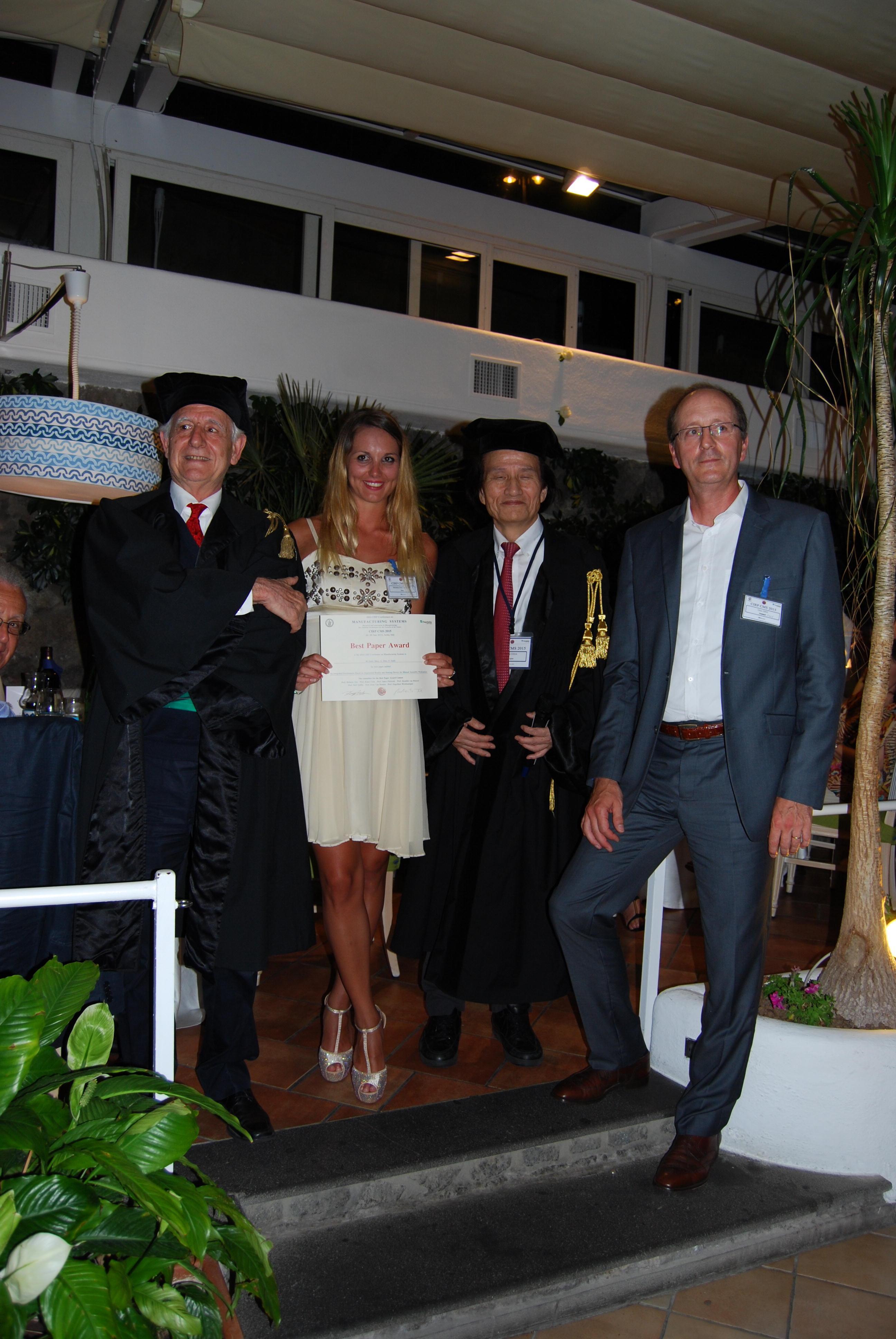 Un momento della premiazione: da sinistra il prof. Roberto Teti dell’Università di Napoli, l’ing. Michela Dalle Mura, il prof. Kanji Ueda dell’Università di Kobe e il prof. Gino Dini dell’Università di Pisa.