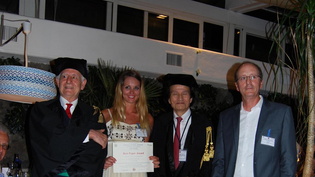 Un momento della premiazione: da sinistra il prof. Roberto Teti dell’Università di Napoli, l’ing. Michela Dalle Mura, il prof. Kanji Ueda dell’Università di Kobe e il prof. Gino Dini dell’Università di Pisa.