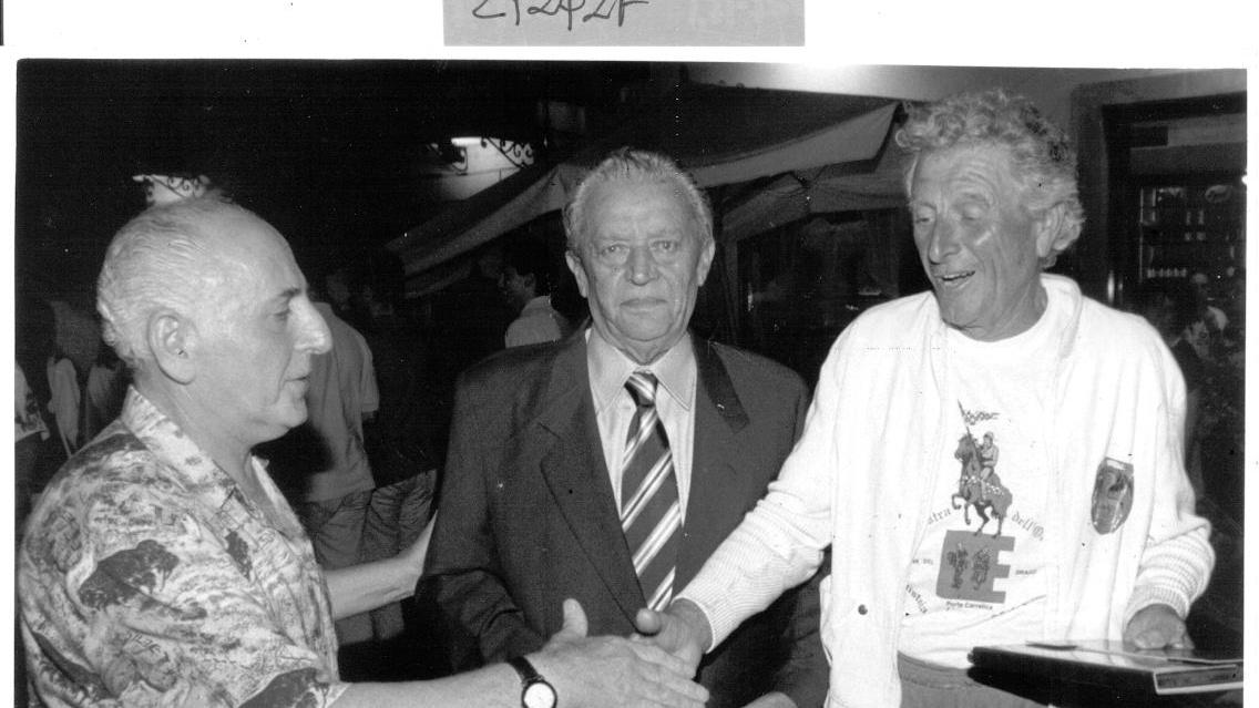Ennio Barni (a sinistra) stringe la mano a Brunero Tuci