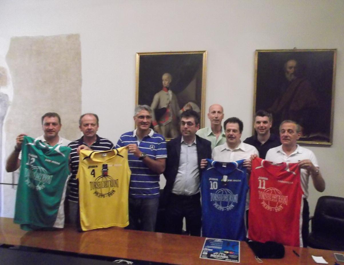 I rappresentanti dei quattro rioni presentano le maglie in Comune. Al centro con la giaccia il vicesindaco Simone Faggi