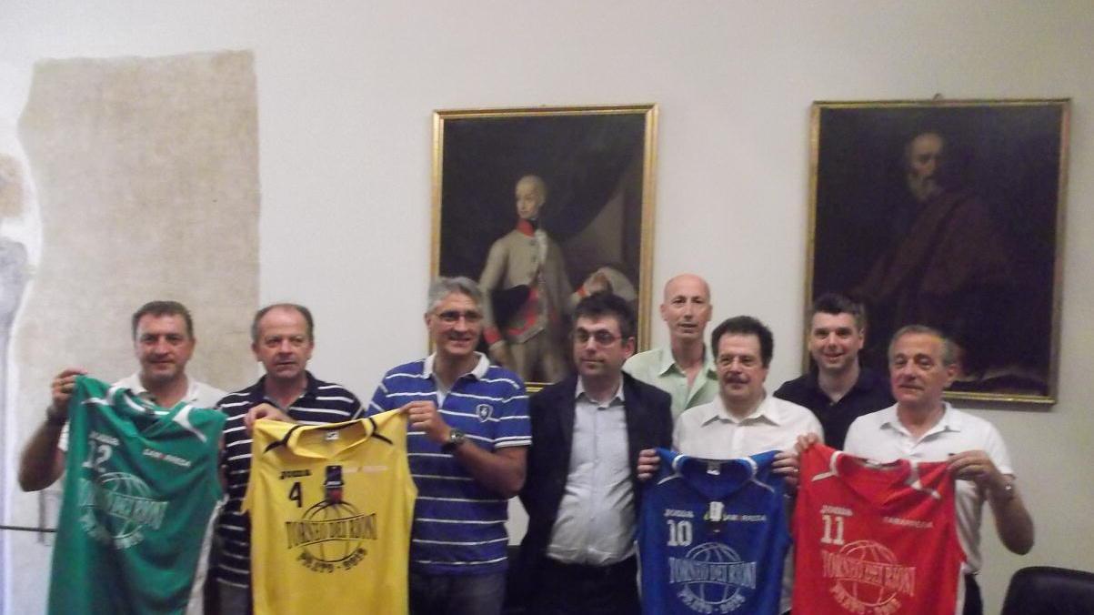I rappresentanti dei quattro rioni presentano le maglie in Comune. Al centro con la giaccia il vicesindaco Simone Faggi