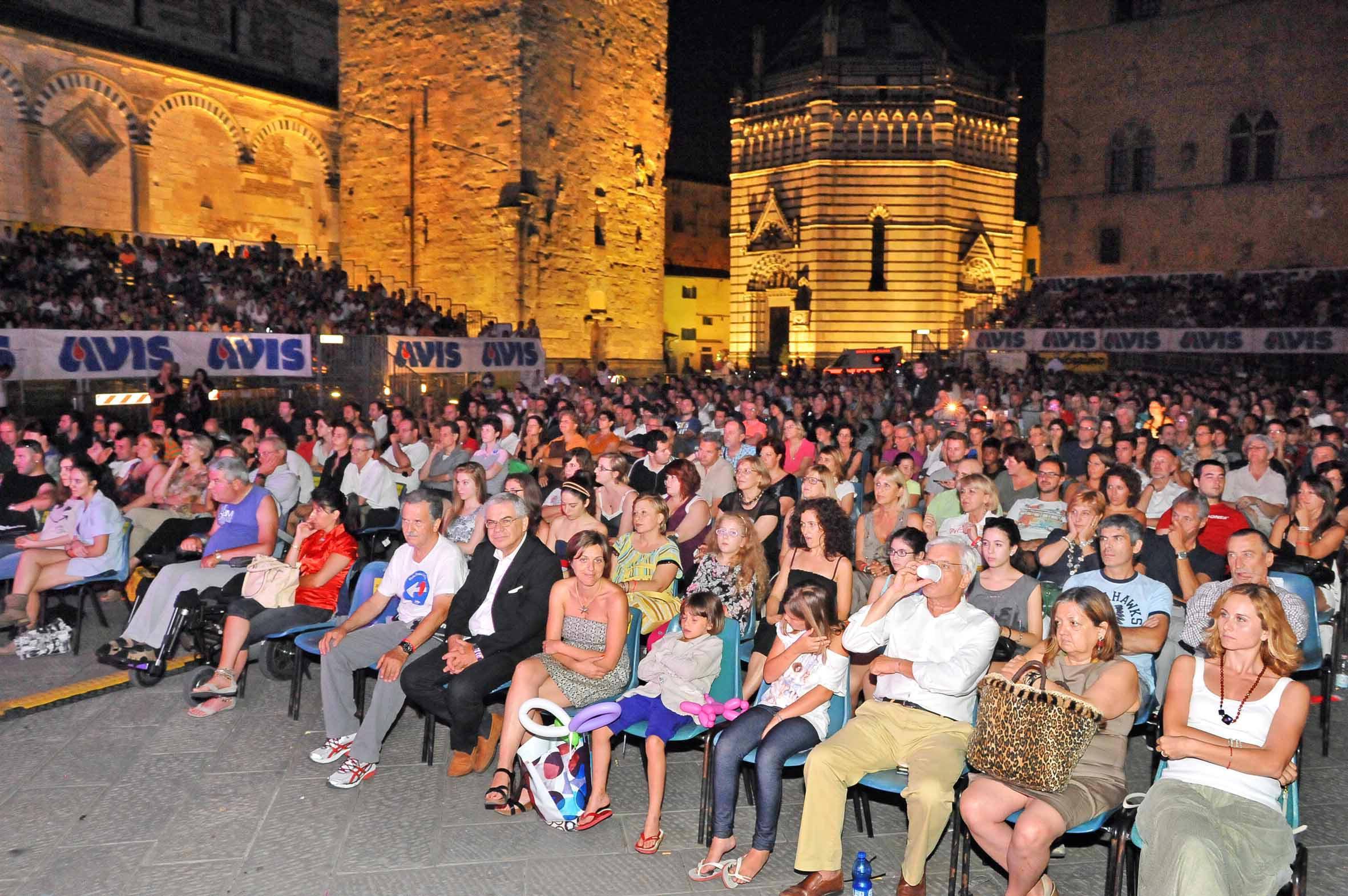 Pubblico in piazza Duomo per la Notte rossa (foto Gori)