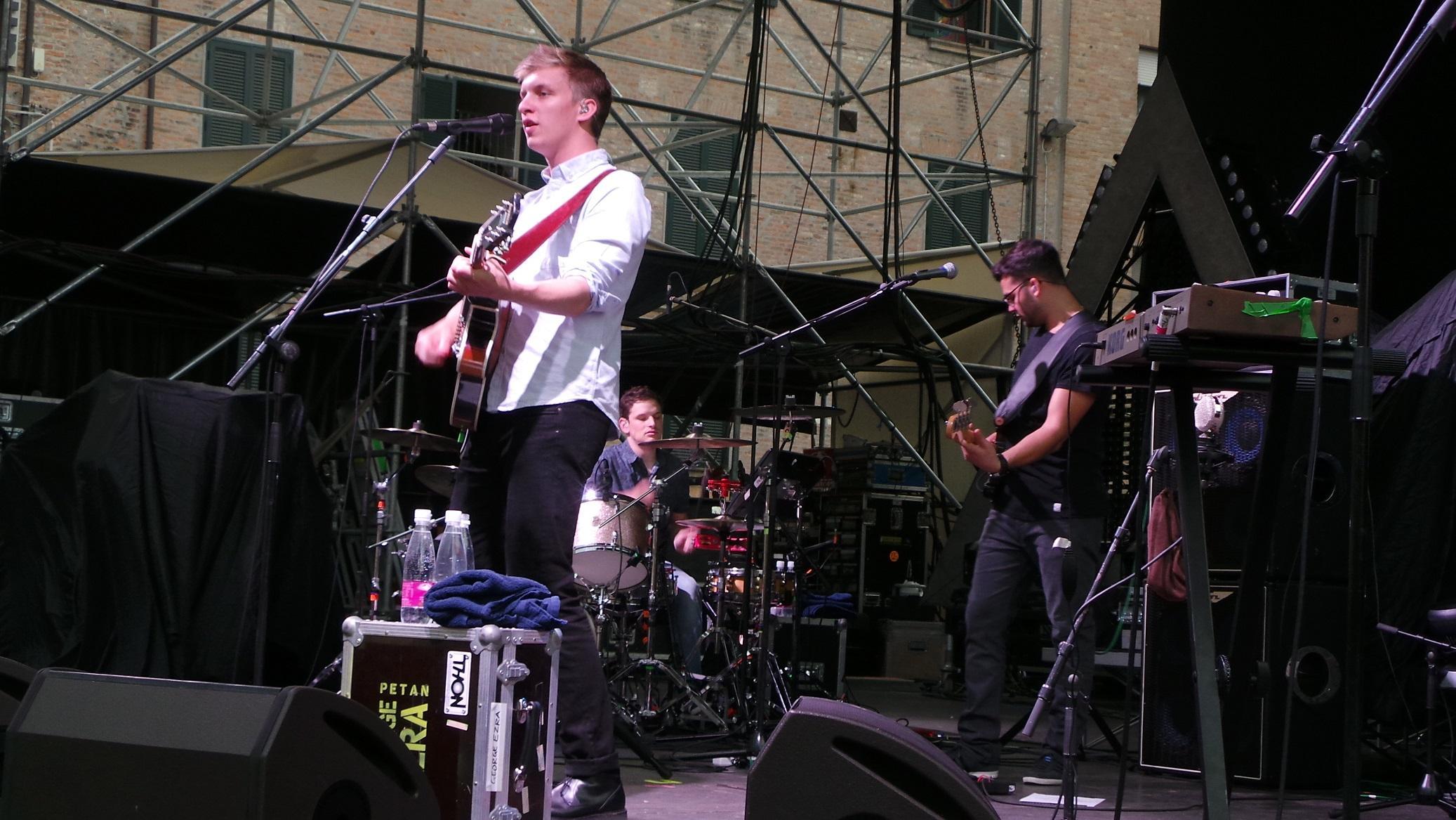 Ezra sul palco di Ferrara nel 2014