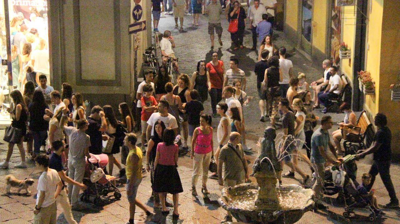 Piazza del Comune la prima sera del giovedì di luglio dedicato allo shopping